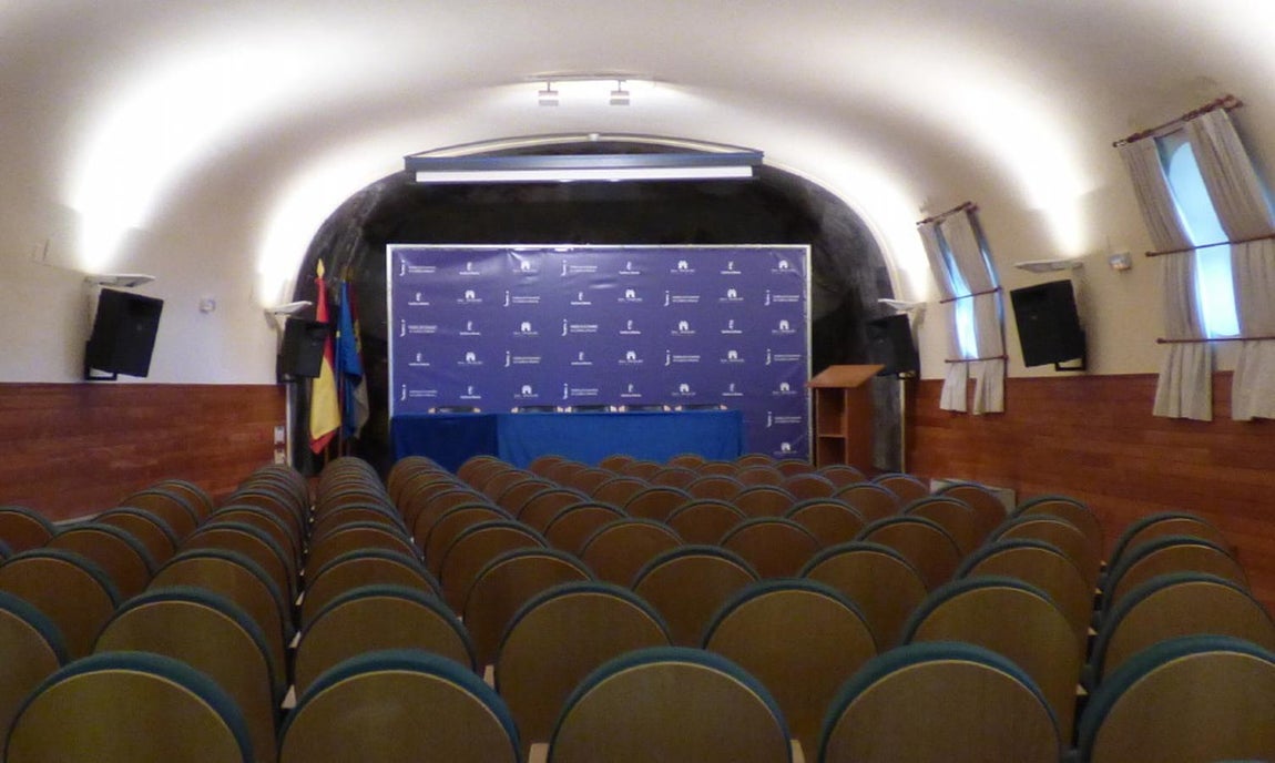 Salón de actos en el espacio que ocupó la capilla en la etapa de Colegio Menor. FOTO RAFAEL DEL CERRO. 