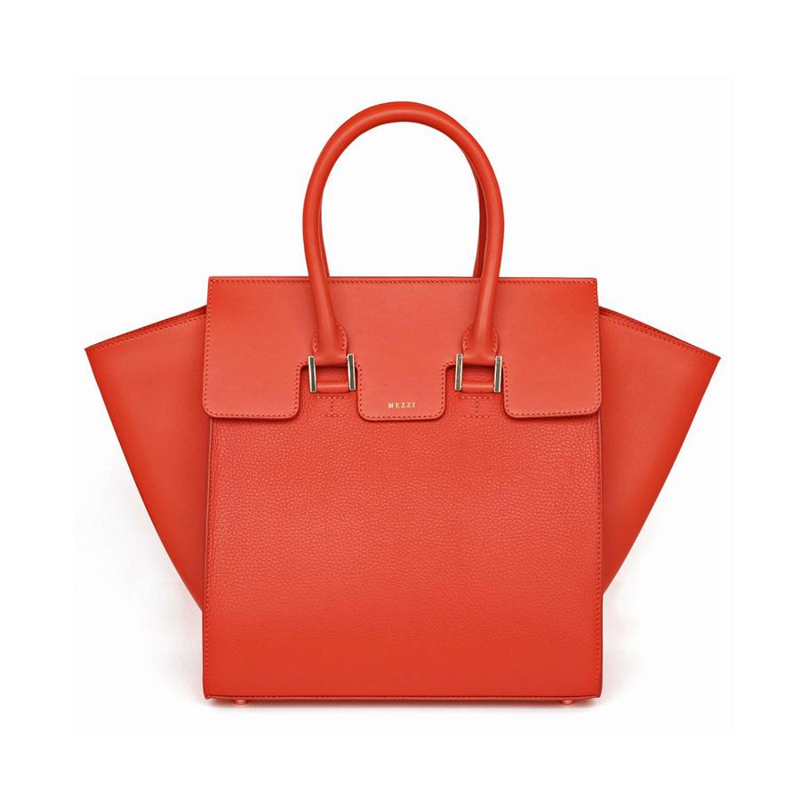 Bolso inteligente Cossima en piel napa y gamuza en el interior con bolsillos hechos a medida para smartphones y tablet, cuenta con cargador de teléfono y speaker para reproducir música (592,62€).