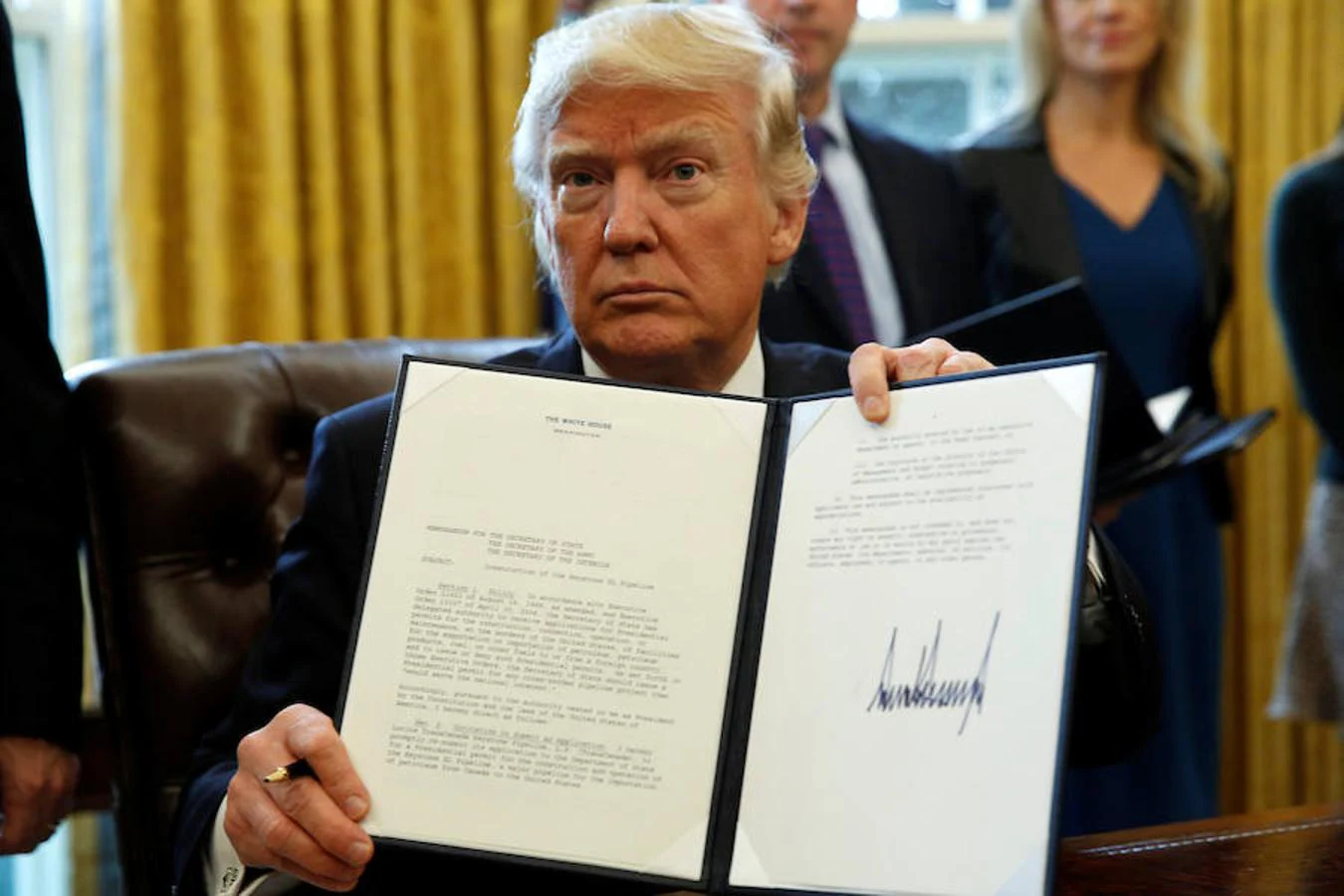 El presidente de los Estados Unidos, Donald Trump, sostiene una orden ejecutiva firmada para avanzar en la construcción del oleoducto Keystone XL en la Casa Blanca en Washington el 24 de enero de 2017