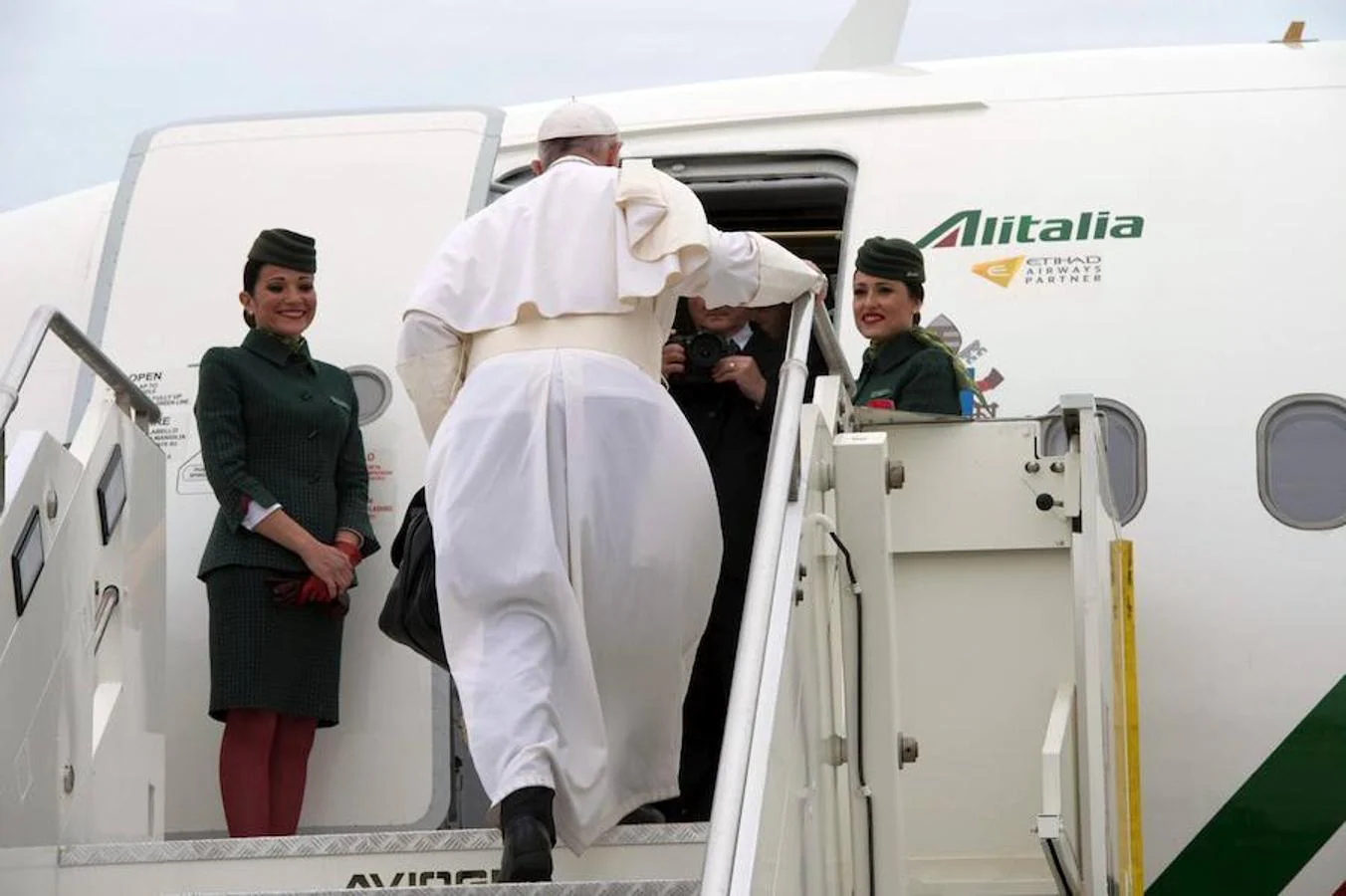 El Papa Francisco sube al avión que le ha llevado hoy hasta el aeropuerto de El Cairo (Egipto). Efe