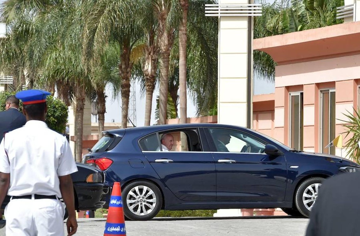 Francisco abandona el aeropuerto de El Cairo (Egipto). AFP