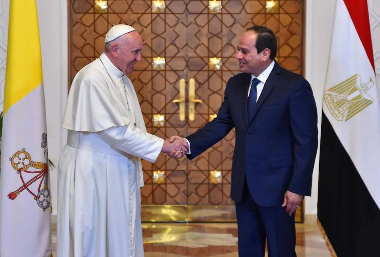 Imagen donde se observa al Papa Francisco junto al presidente egipcio Abdel Fattah al-Sisi en el palacio presidencial de El Cairo
