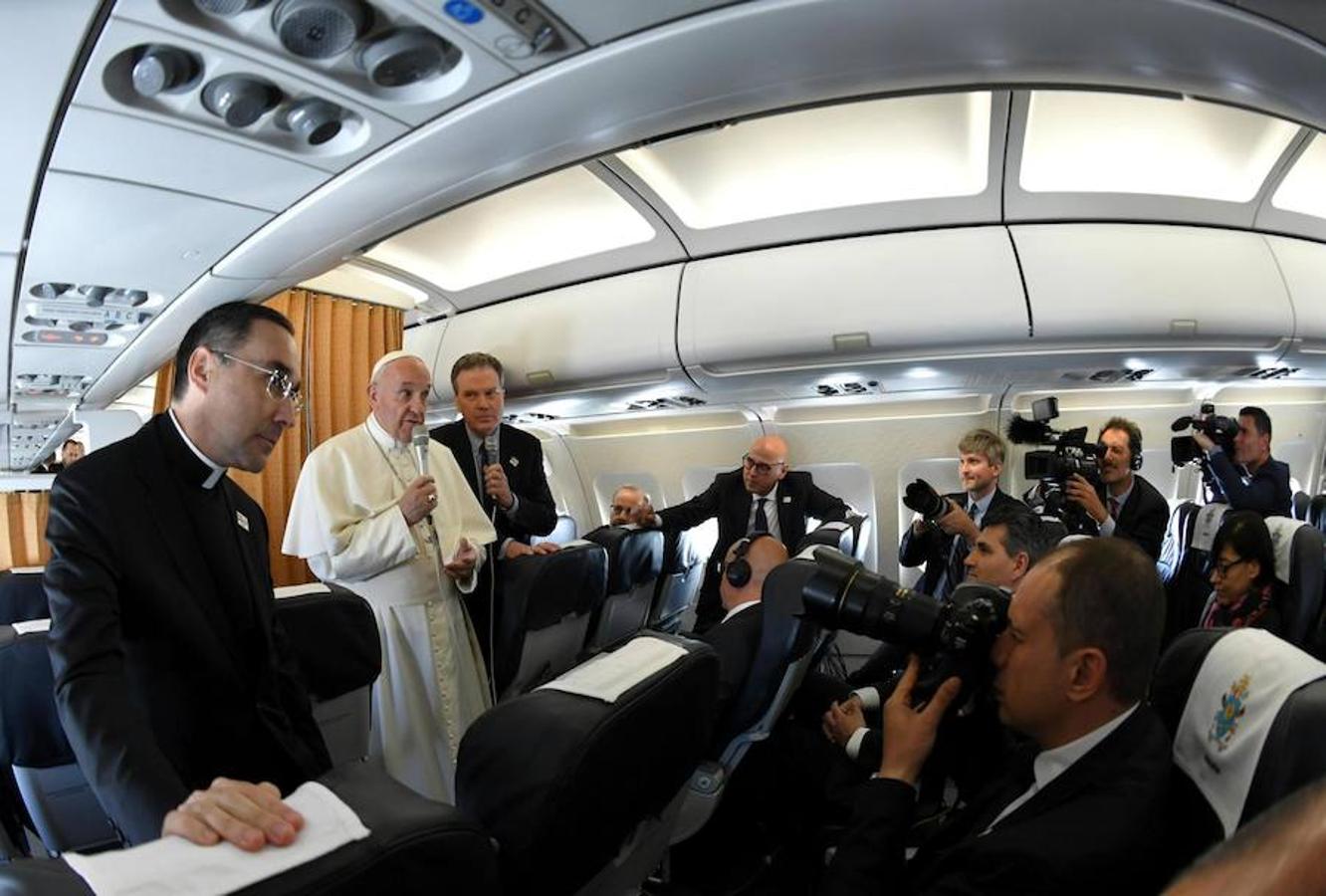 El Papa Francisco se dirige a los periodistas que le acompañan dentro del avión. Efe