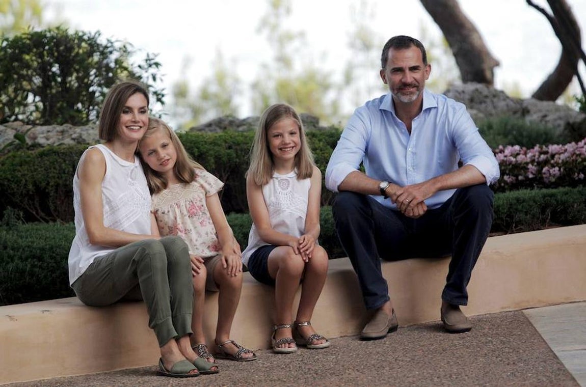 Don Felipe y Doña Letizia con la Princesa de Asturias y la Infanta Sofía en el verano de 2015. 