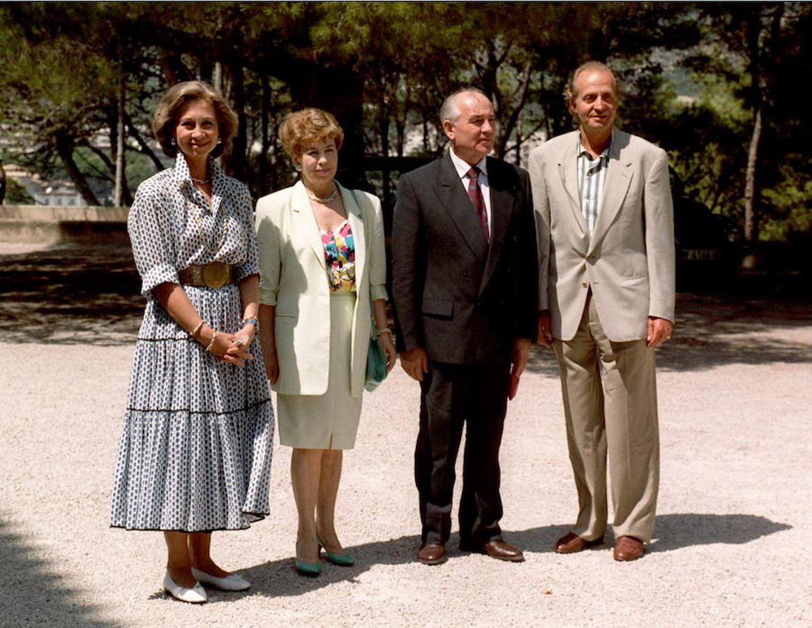 Don Juan Carlos y Doña Sofía recibieron a Mijail y Raisa Gorbachov en 1992. 