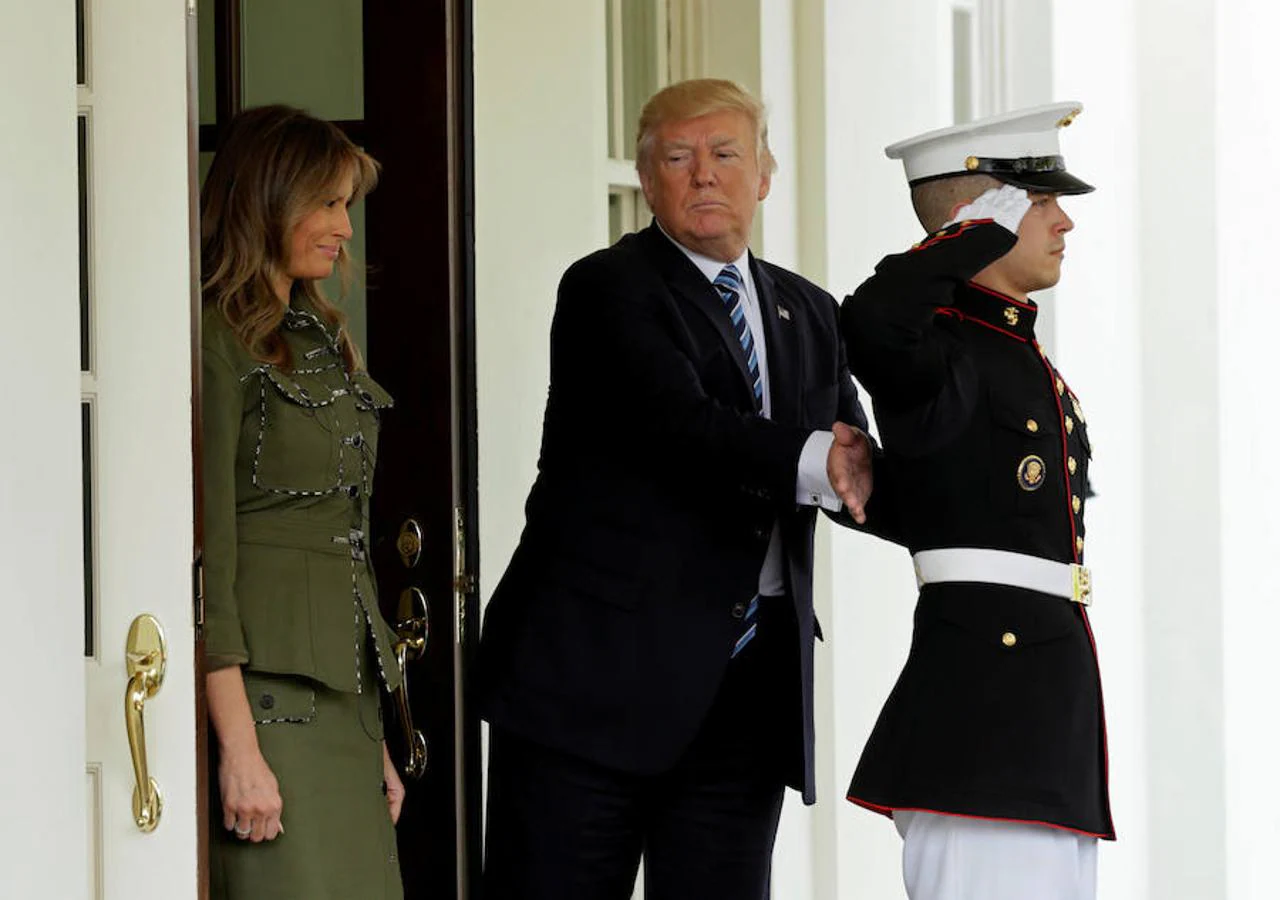 El presidente de los Estados Unidos, Donald Trump, aparta a un infante de marina 