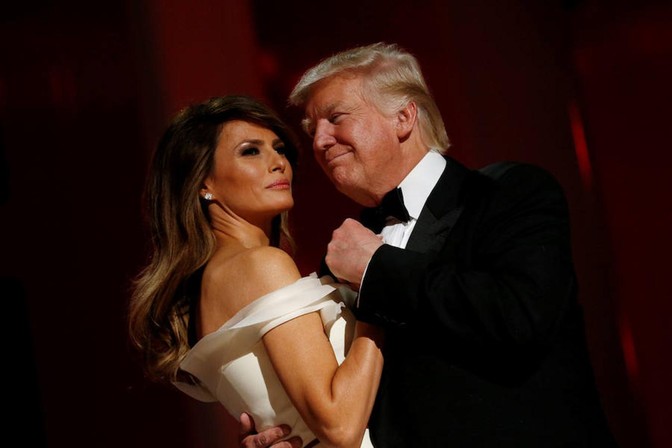 El presidente estadounidense Donald Trump y la primera dama Melania Trump asisten al Liberty Ball en honor a su inauguración en Washington