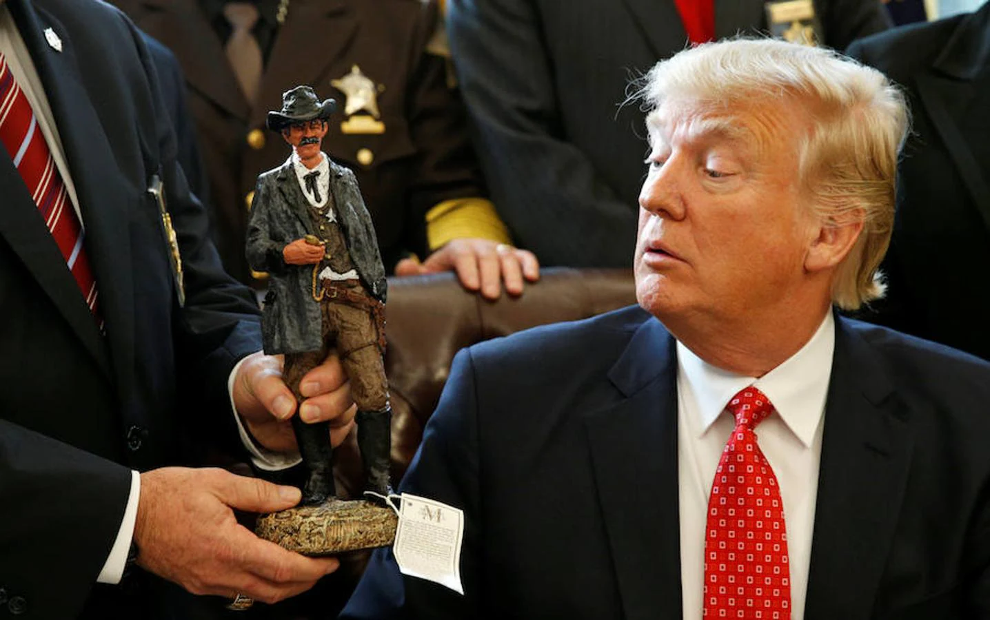 El presidente de los Estados Unidos, Donald Trump, recibe una estatuilla de un sheriff durante una reunión con los sheriffs del condado en la Casa Blanca en Washington