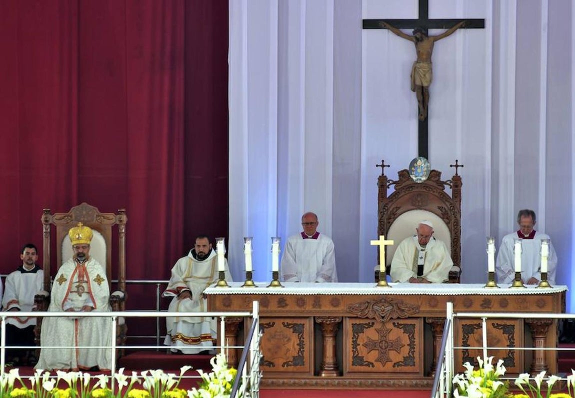 Multitudinaria misa del Papa Francisco en el estadio de la Defensa Aérea de El Cairo