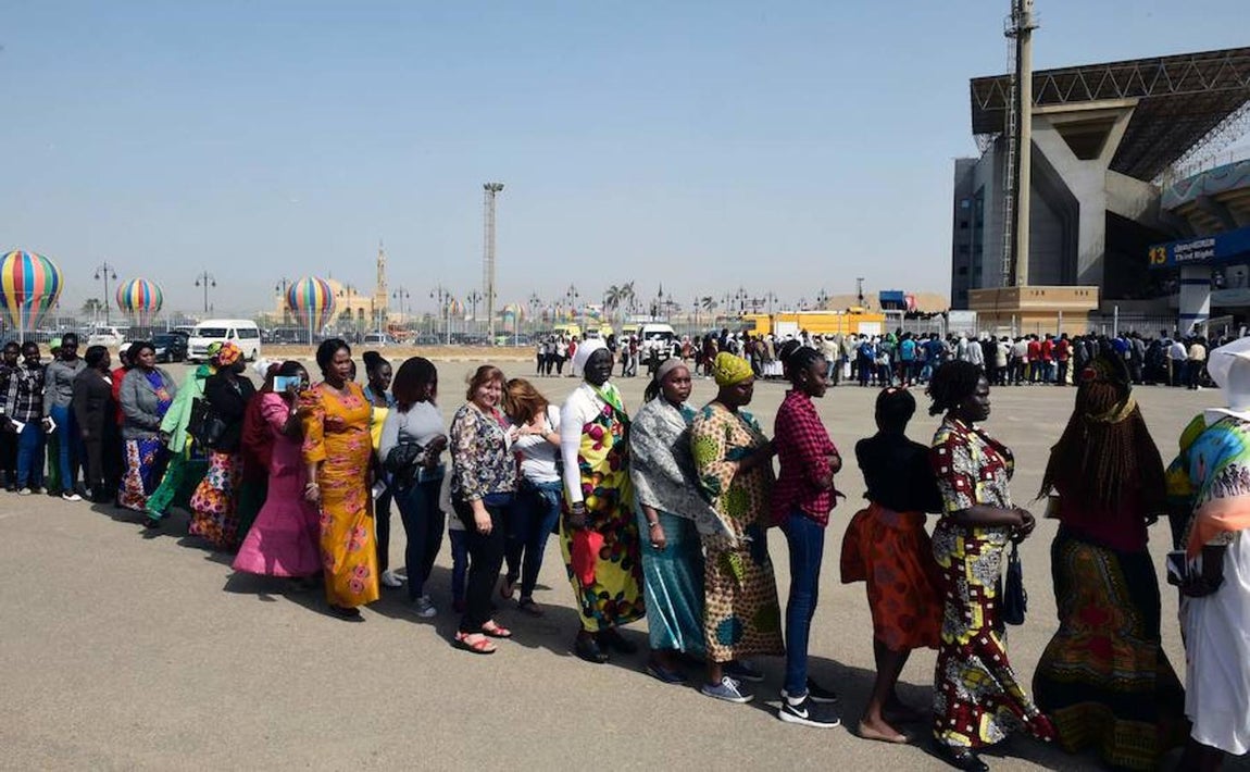 Multitudinaria misa del Papa Francisco en el estadio de la Defensa Aérea de El Cairo