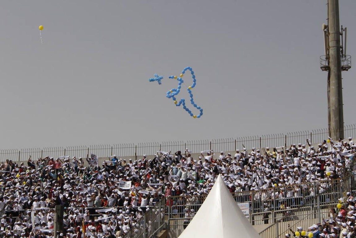Multitudinaria misa del Papa Francisco en el estadio de la Defensa Aérea de El Cairo