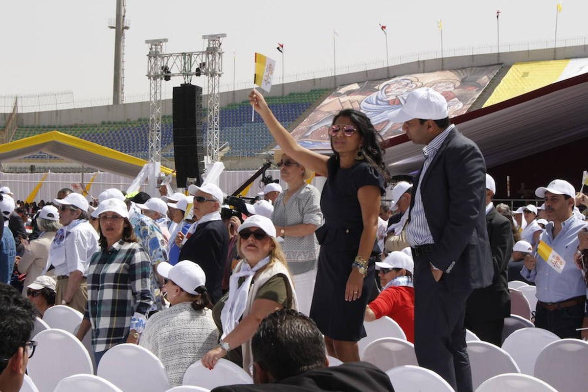 Multitudinaria misa del Papa Francisco en el estadio de la Defensa Aérea de El Cairo