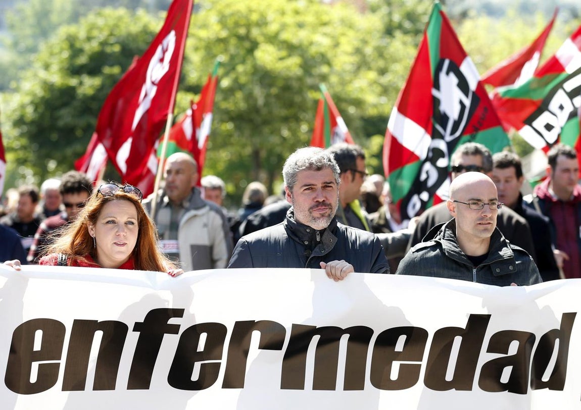 Guipuzcua, España. El secretario general de CCOO de Euskadi, Unai Sordo (c), y el responsable de Salud Laboral del sindicato, Alfonso Ríos (d), participan en una manifestación en la conmemoración del Día Mundial de la Salud y Seguridad en el Trabajo