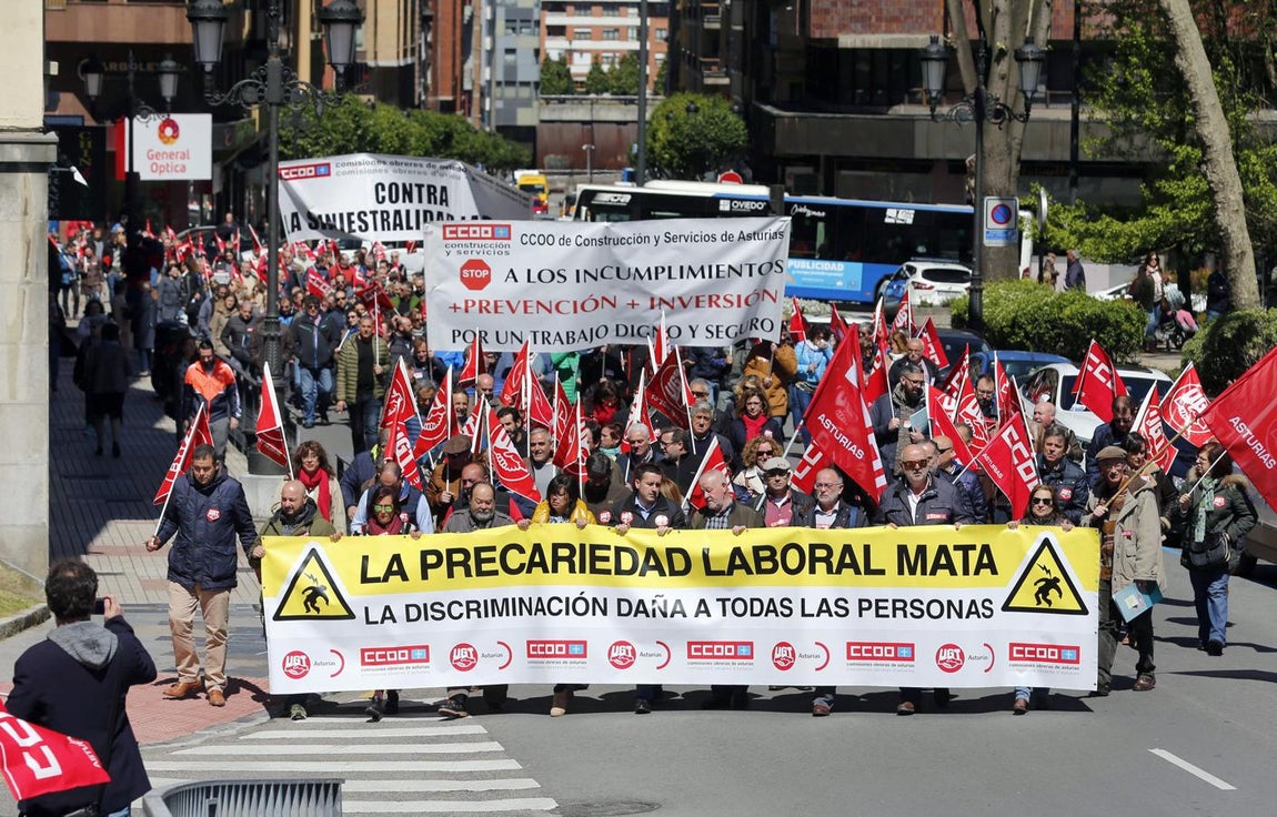 Oviedo, España. Más de 200 personas participan en la manifestación para protestar contra la precariedad y la siniestralidad laboral, con motivo del Día Internacional de la Salud y Seguridad en el Trabajo