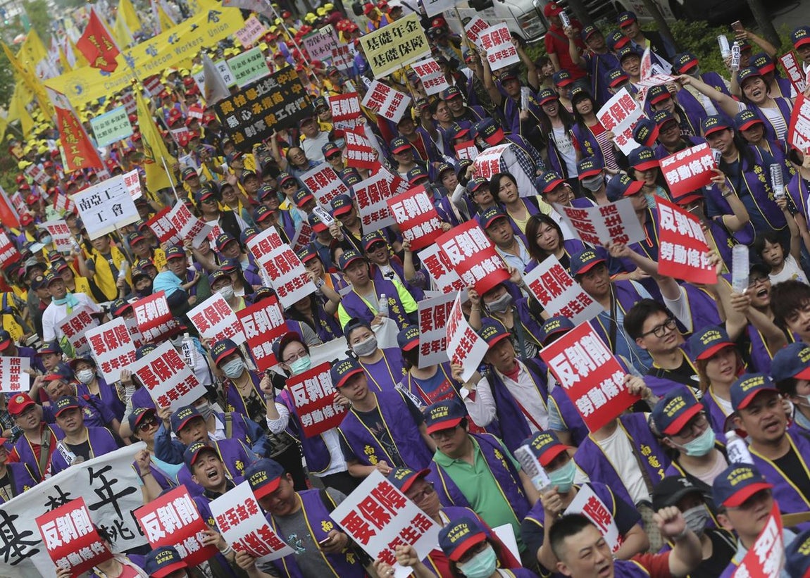 Taipei, Taiwán. Trabajadores participan en la marcha celebrada con motivo del Día Internacional de los Trabajadores