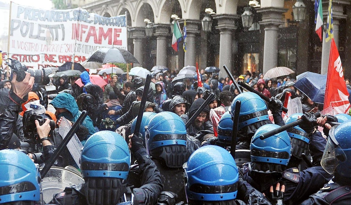 Turín, Italia. Manifestantes se enfrentan a la policía durante la marcha celebrada con motivo del Día Internacional de los Trabajadores