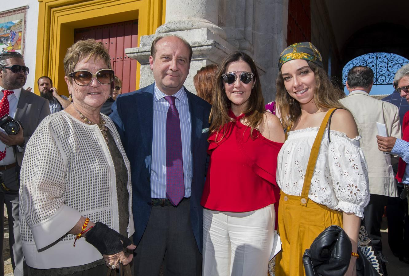 Joaquín Moeckel acompañado de Laura Herbert, Oliva Herbert y Paula Gutierrez