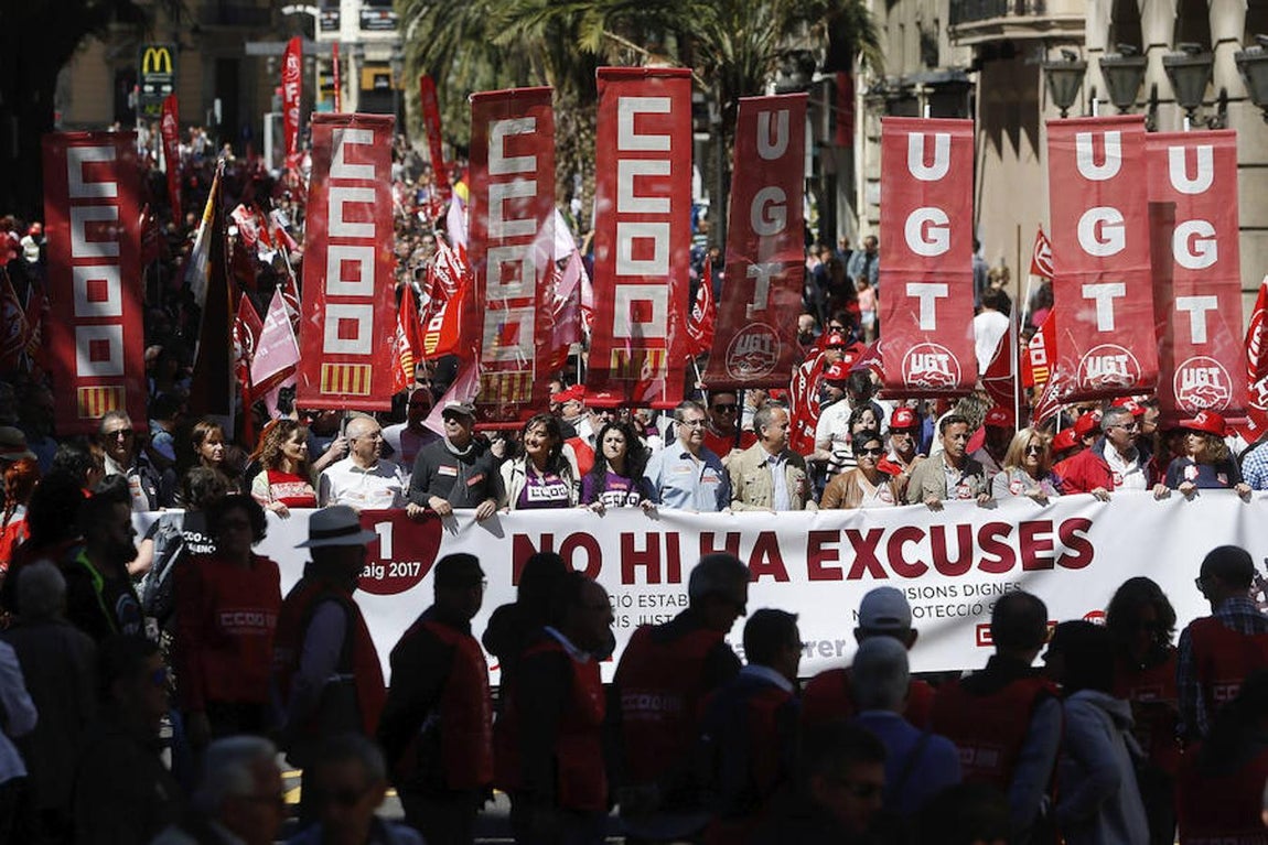 Vista general de la manifestación hoy en València, con motivo del primero de mayo, bajo el lema "No hi ha excuses. Ocupació estable. Salaris justos. Pensions dignes. Més protecció social". 