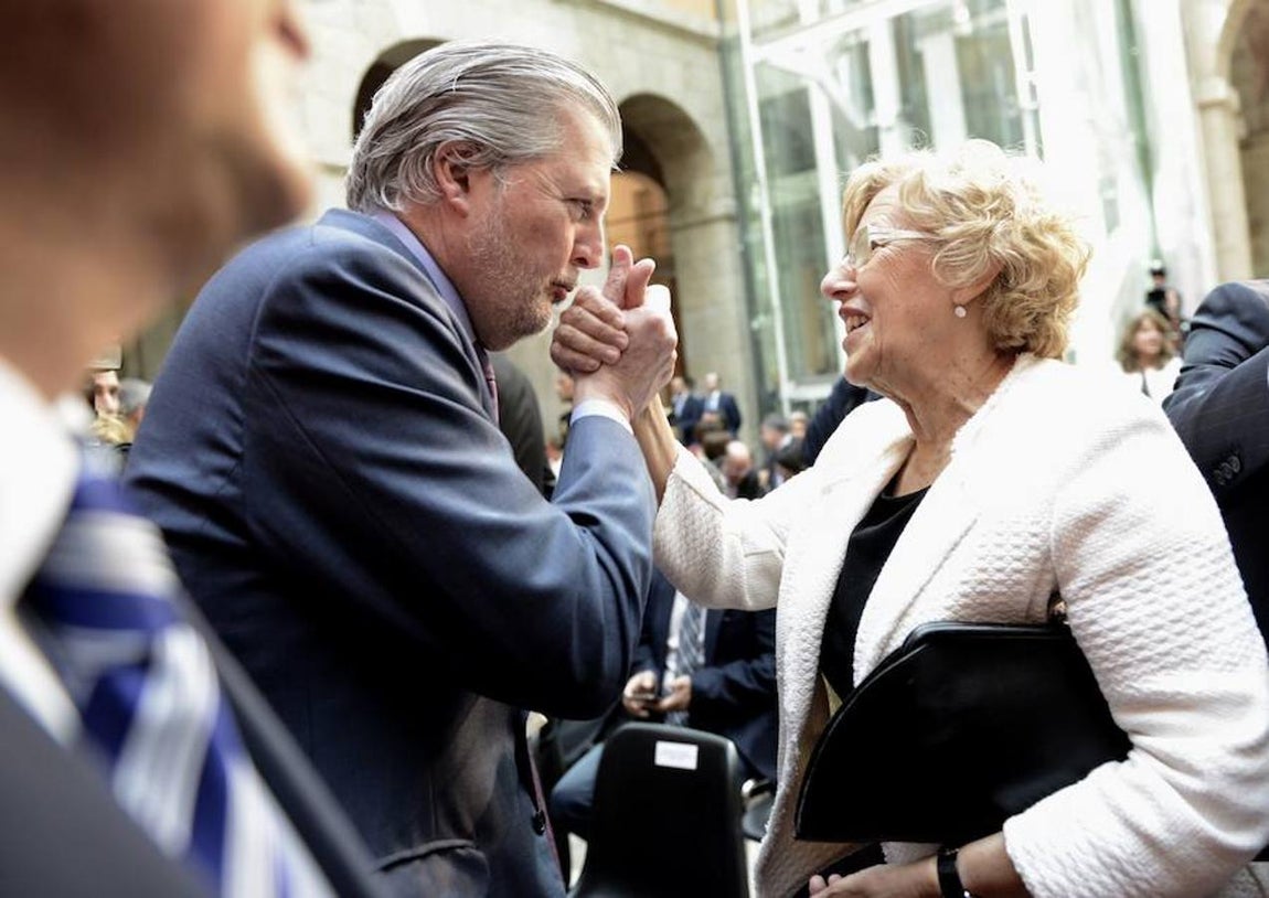 El ministro de Educación, Íñigo Méndez de Vigo, junto a la alcaldesa de Madrid, Manuela Carmena. 