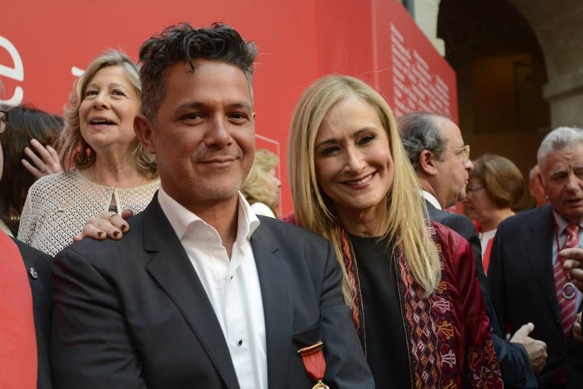 La vicepresidenta de la Comunidad de Madrid, Cristina Cifuentes, con el cantante Alejandro Sanz. 