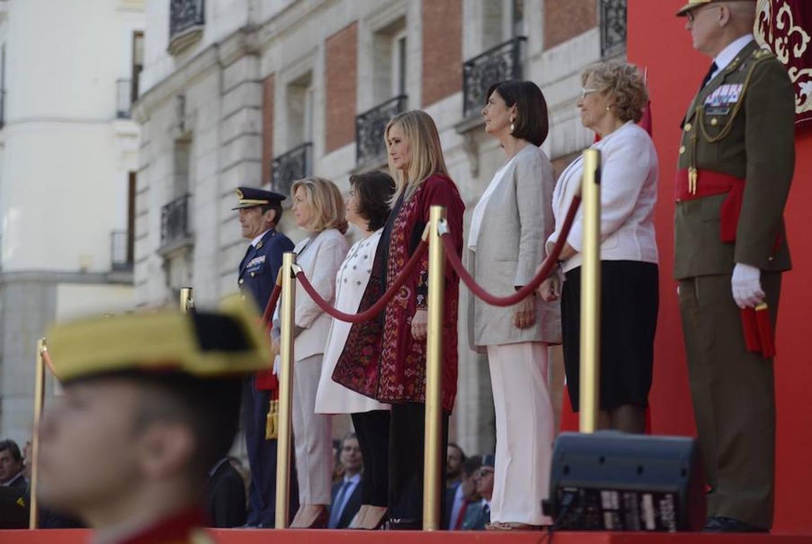 De dcha. a izq.: La alcaldesa de Madrid, Manuela Carmena, la presidenta de la Asamblea de Madrid, Paloma Adrados, la presidenta de la Comunidad de Madrid, Cristina Cifuentes, la vicepresidenta del Gobierno, Soraya Sáenz de Santamaría y la Delegada del Gobierno de España ante la Comunidad de Madrid, Concepción Dancausa. 