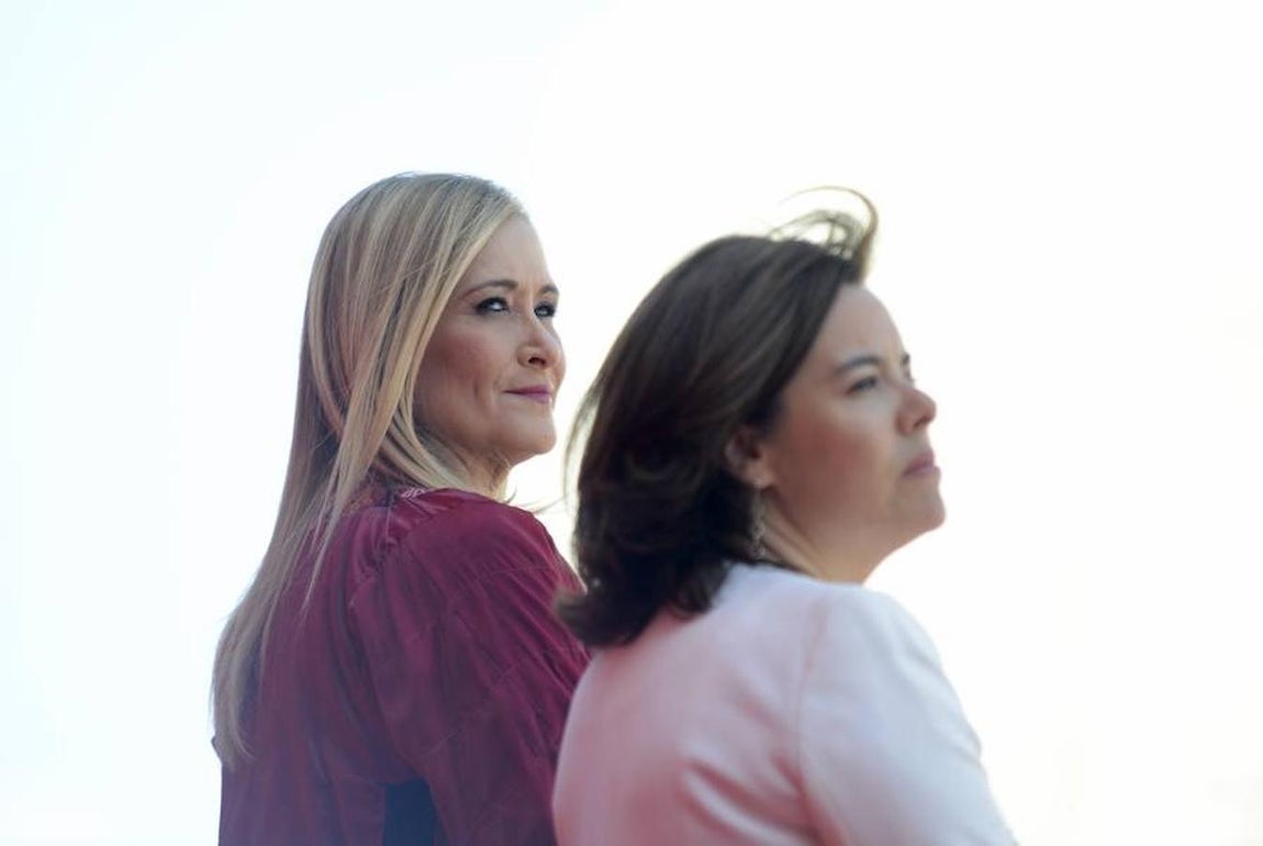 La presidenta de la Comunidad de Madrid, Cristina Cifuentes y la vicepresidenta del Gobierno, Soraya Sáenz de Santamaría. 