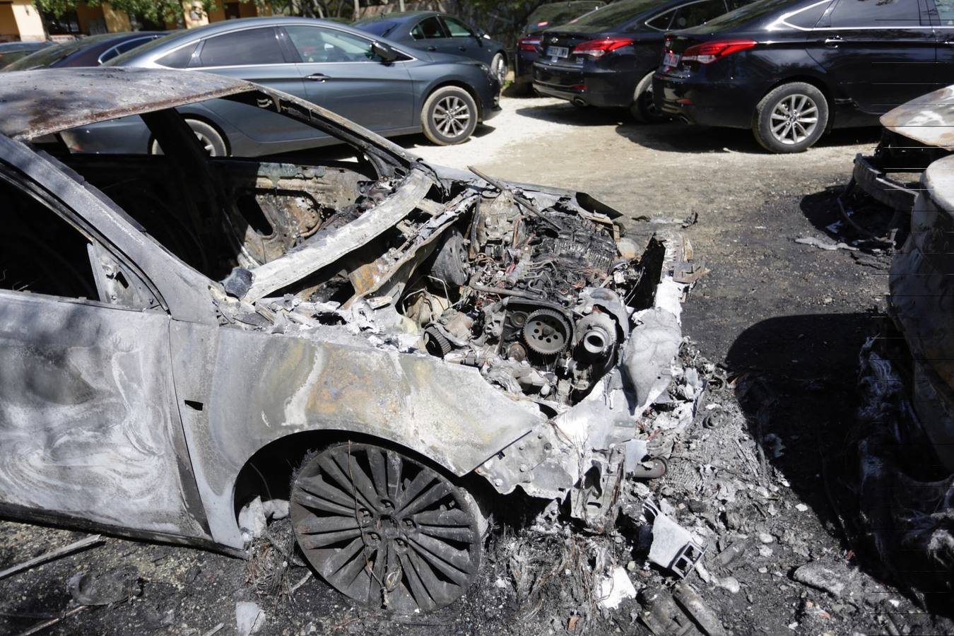 La empresa había alquilado esta finca para guardar por la noche los coches que ha desplazado a Sevilla para prestar servicio durante la Feria de Abril (24 en total) y para que los conductores puedan descansa