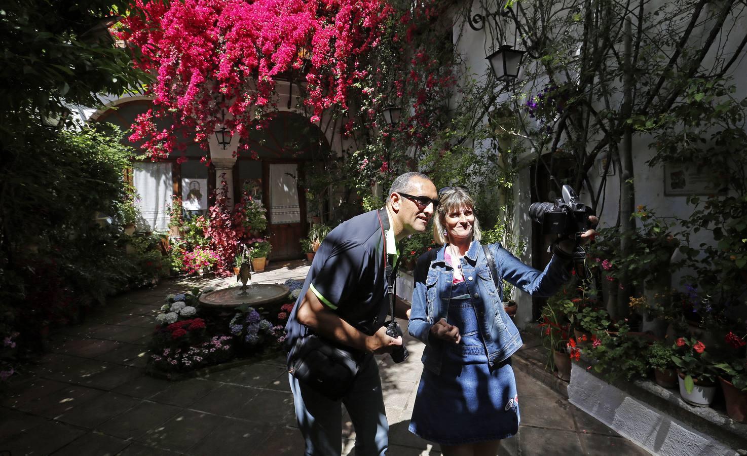 En imágenes, una ruta por los patios de Santiago y San Pedro