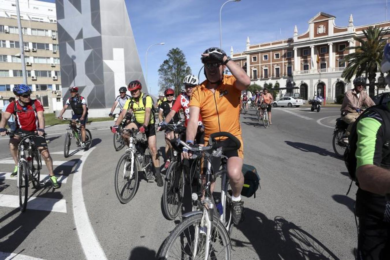 Los cruceristas del &#039;MS Berlin&#039; recorren Cádiz en bicicleta