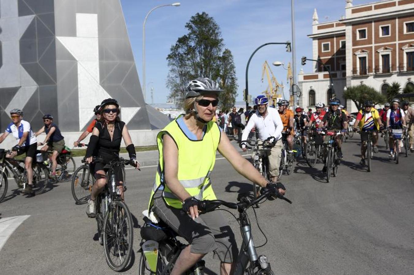 Los cruceristas del &#039;MS Berlin&#039; recorren Cádiz en bicicleta