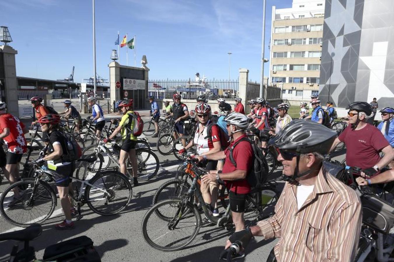 Los cruceristas del &#039;MS Berlin&#039; recorren Cádiz en bicicleta