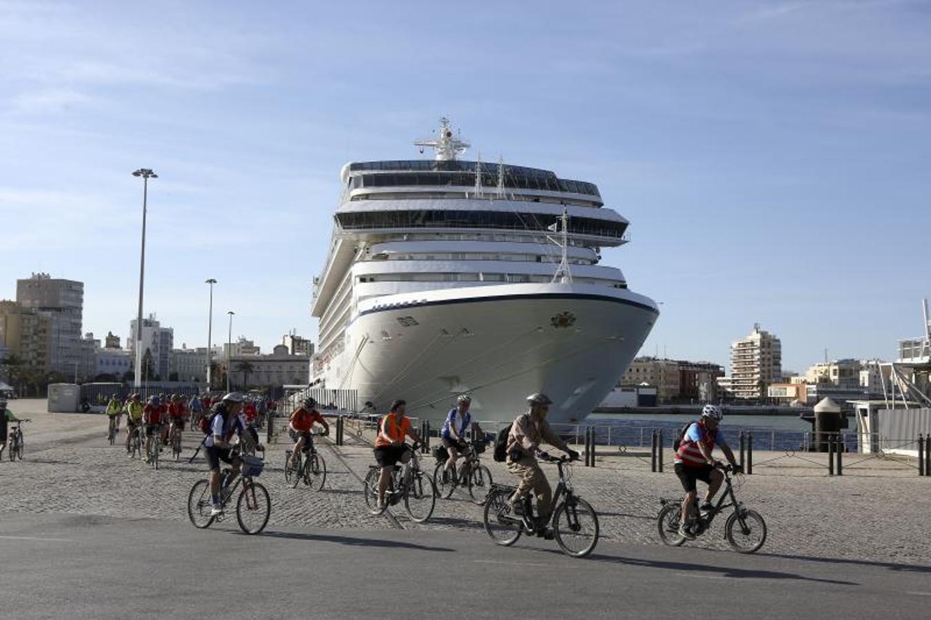 Los cruceristas del &#039;MS Berlin&#039; recorren Cádiz en bicicleta