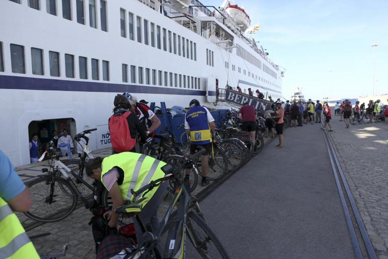 Los cruceristas del &#039;MS Berlin&#039; recorren Cádiz en bicicleta