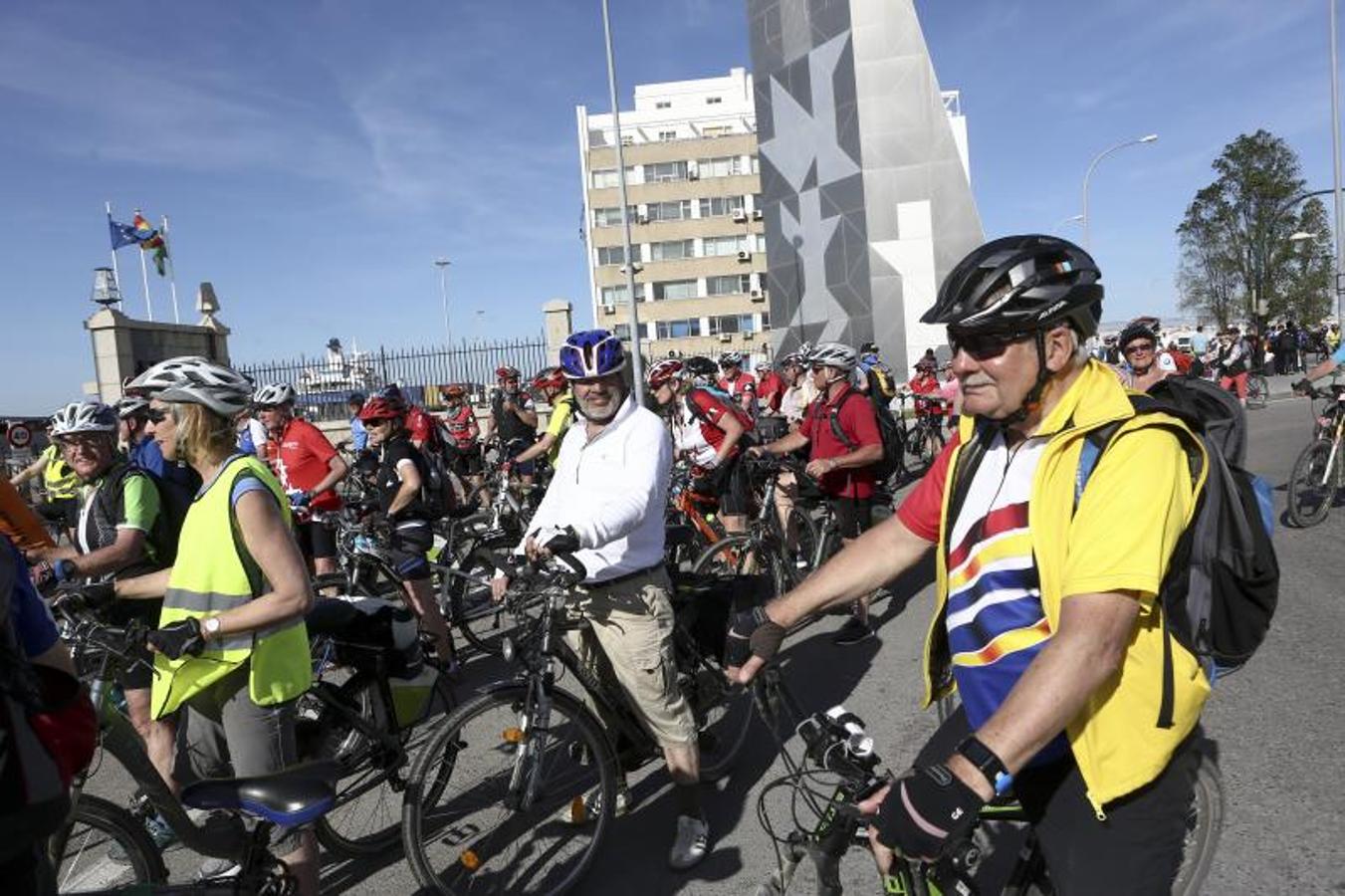 Los cruceristas del &#039;MS Berlin&#039; recorren Cádiz en bicicleta