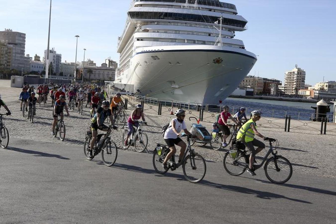 Los cruceristas del &#039;MS Berlin&#039; recorren Cádiz en bicicleta