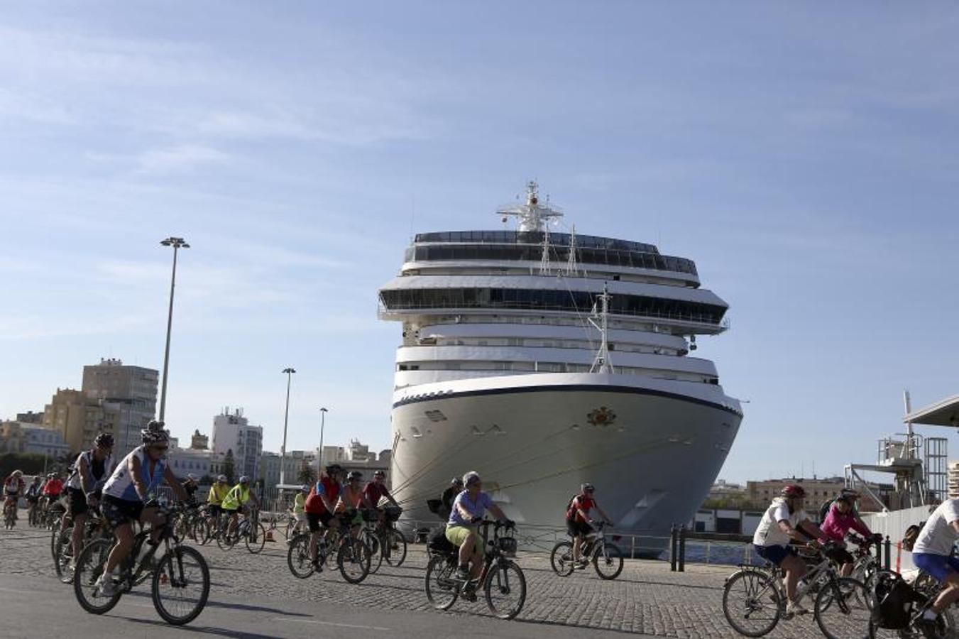 Los cruceristas del &#039;MS Berlin&#039; recorren Cádiz en bicicleta