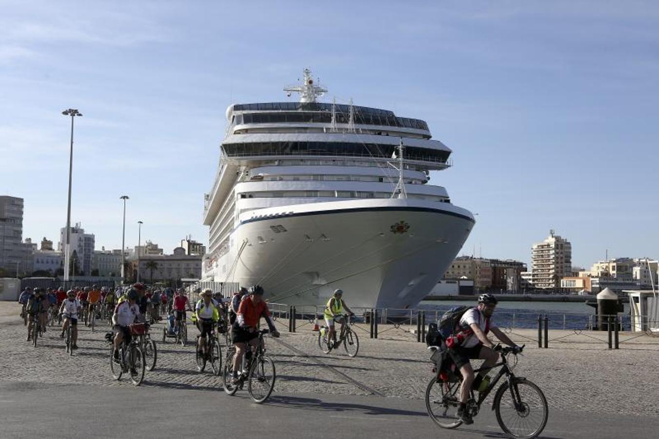 Los cruceristas del &#039;MS Berlin&#039; recorren Cádiz en bicicleta