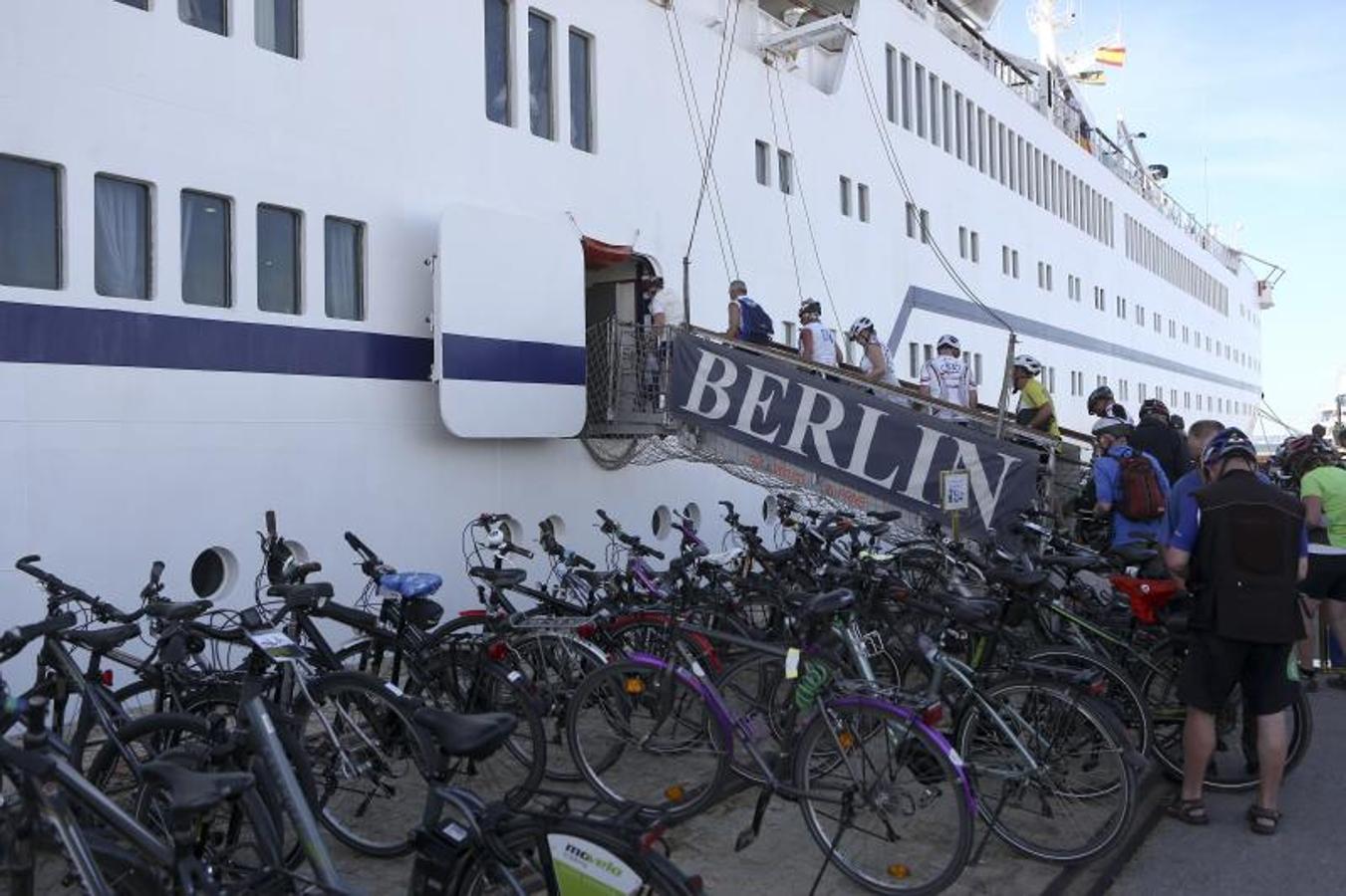 Los cruceristas del &#039;MS Berlin&#039; recorren Cádiz en bicicleta