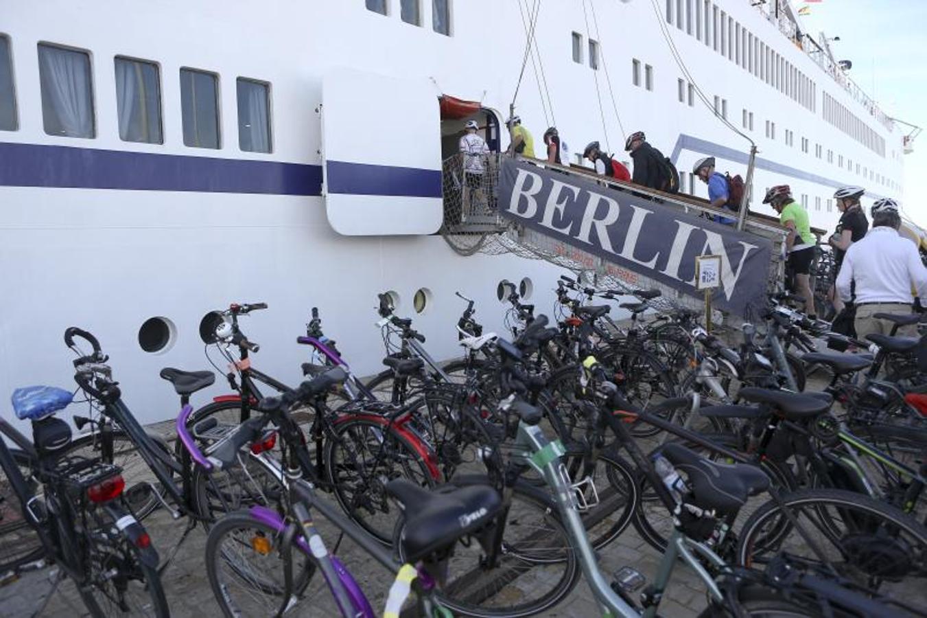 Los cruceristas del &#039;MS Berlin&#039; recorren Cádiz en bicicleta