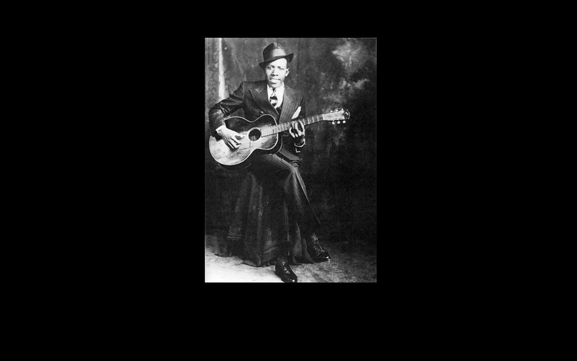 Robert Johnson, uno de los primeros padres del rock and roll. «El guitarrista y cantante norteamericano solo necesitó 27 años para forjar una leyenda que traspasaría más allá de la música, en aquel día en que, según él mismo reconoce en una de sus más conocidas canciones, se encontrase con el Diablo en un cruce de caminos...» («La estirpe de Fausto»)