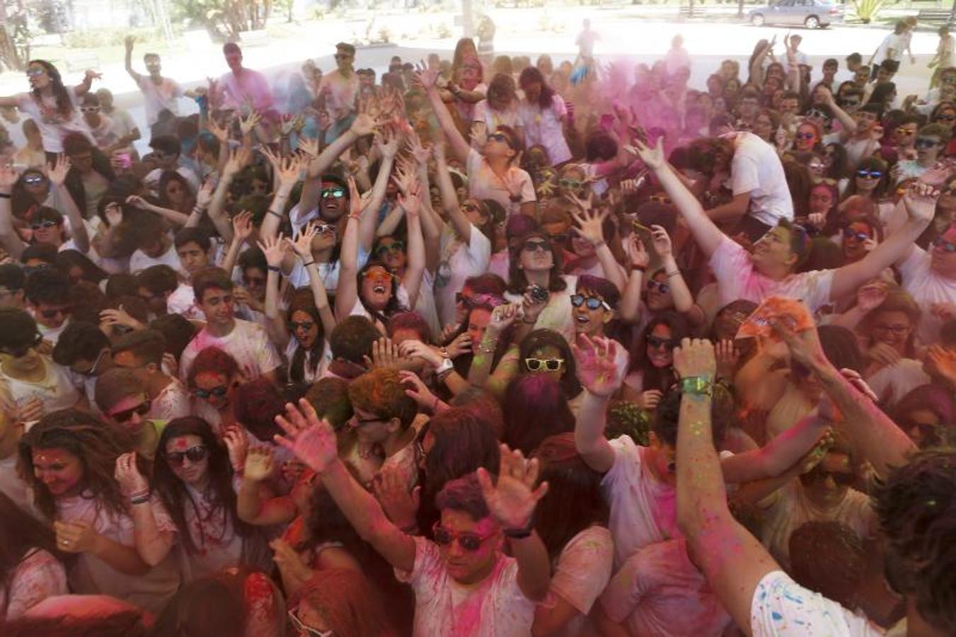 Las mejores imágenes de la carrera de colores (Holi run) de las Escuelas Católicas de Cádiz