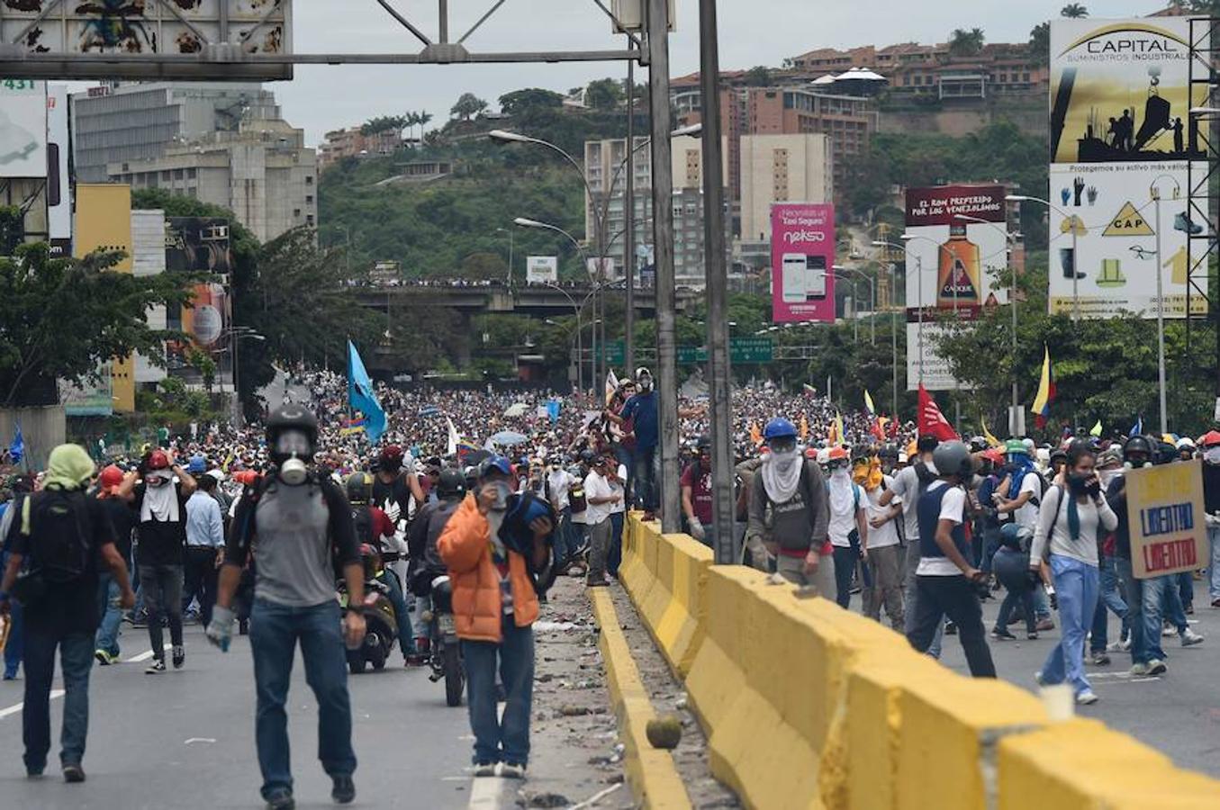 Carreteras de Caracas atestadas. Demonstrators march along a major highway of Caracas