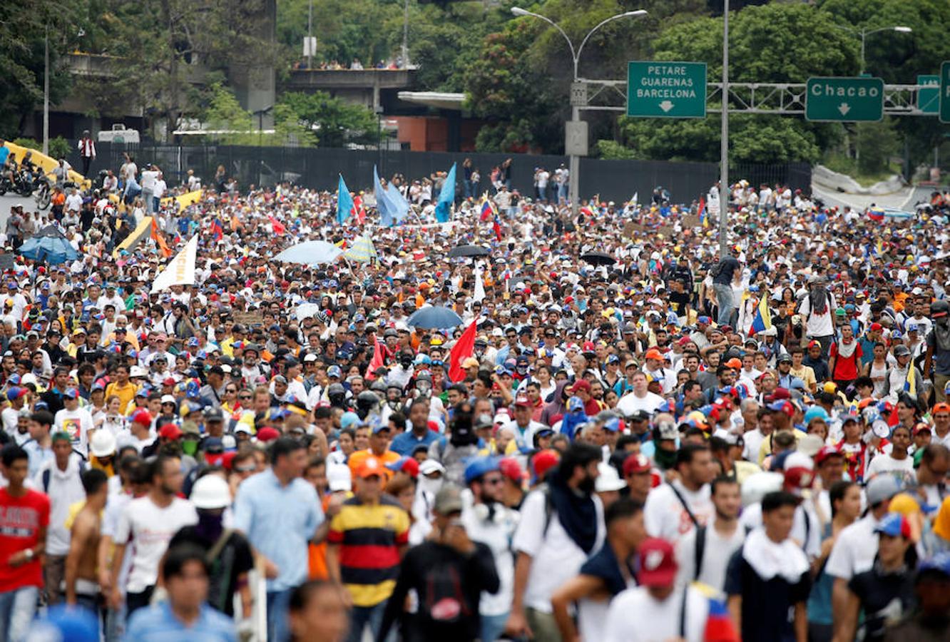 Manifestación multitudinaria. Los partidarios de la oposición se reúnen contra el presidente Nicolás Maduro en Caracas