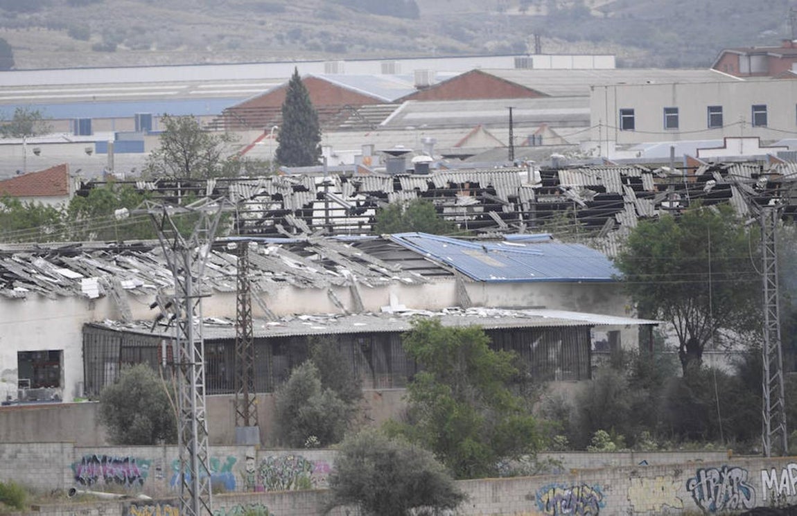 Restos de la planta de reciclaje. Restos calcinados de la planta de reciclaje de la empresa Requimsa.