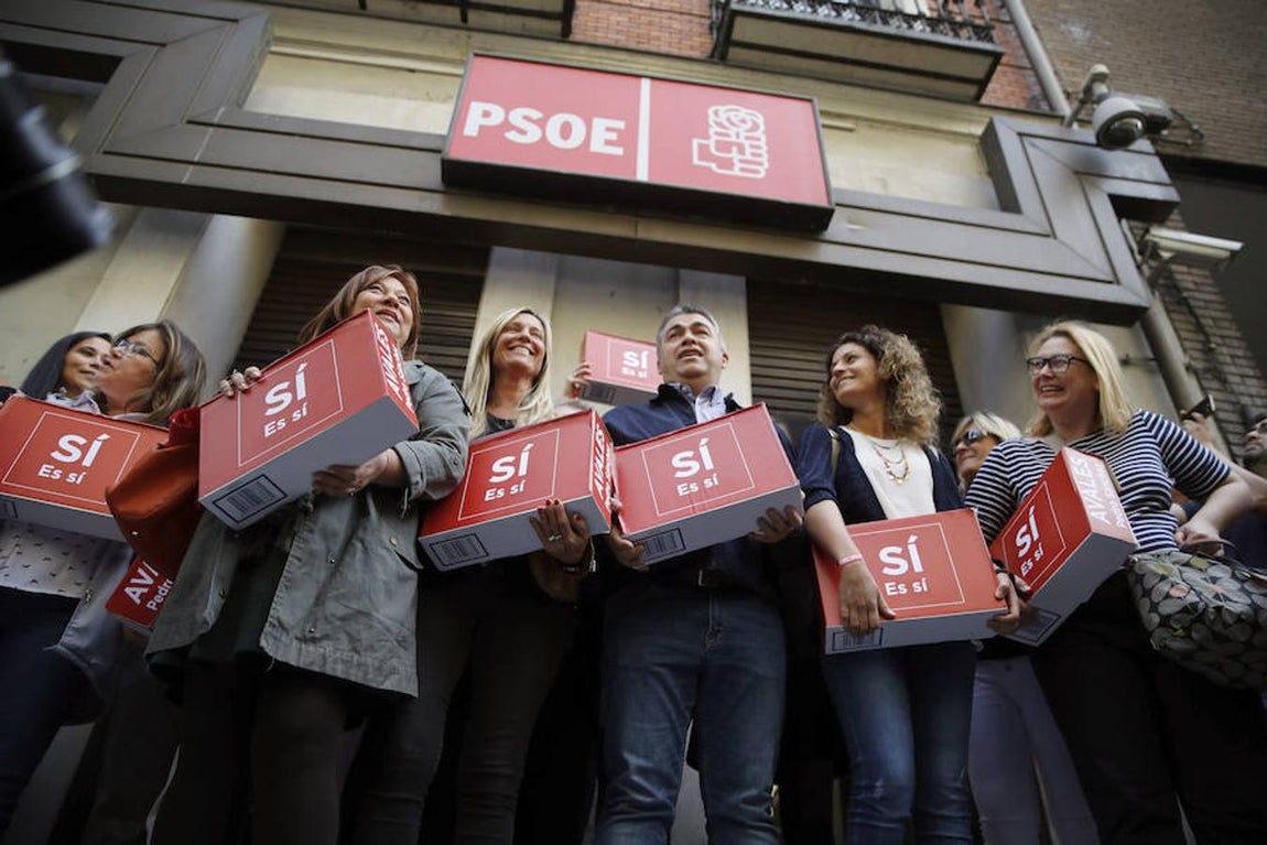 Los militantes que han acompañado al ex secretario general del PSOE han estado encabezados por Santos Cerdán. 