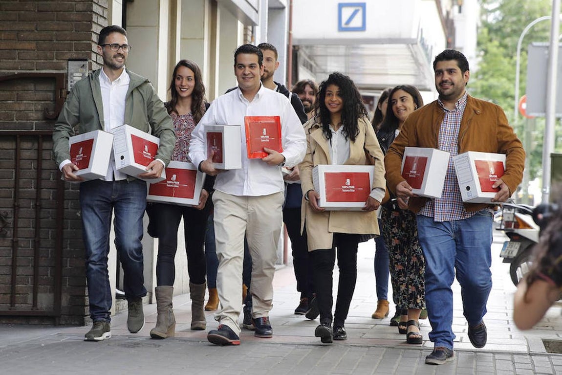El equipo de Susana Díaz, a su llegada a Ferraz este jueves. 