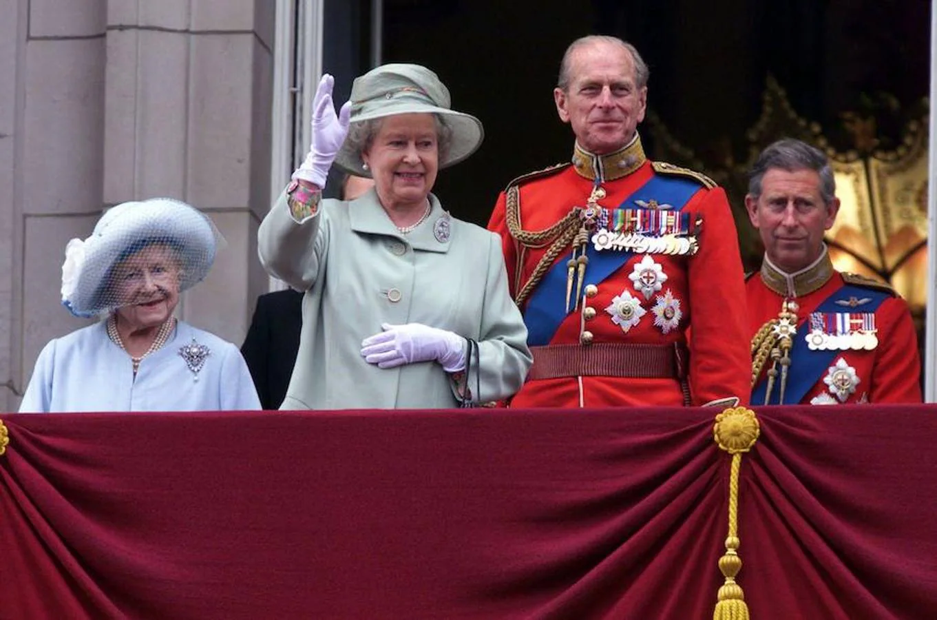 Por su parte, la reina Isabel II «seguirá manteniendo un programa completo de compromisos oficiales» con el pleno apoyo de miembros de la familia real