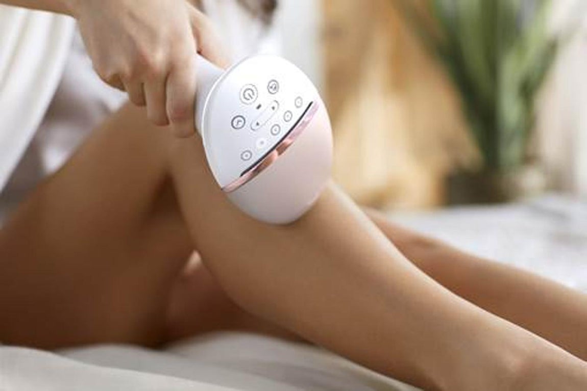 Para madres 'beauty victims'. Si tu madre es exigente con el cuidado de su piel, haz que siga mimándola con Philips Lumea Prestige, el primer sistema de fotodepilación IPL del mundo con accesorios curvos para facilitar el tratamiento en piernas, cara, zona del biquini y axilas. (Precio: 551, 99 euros)