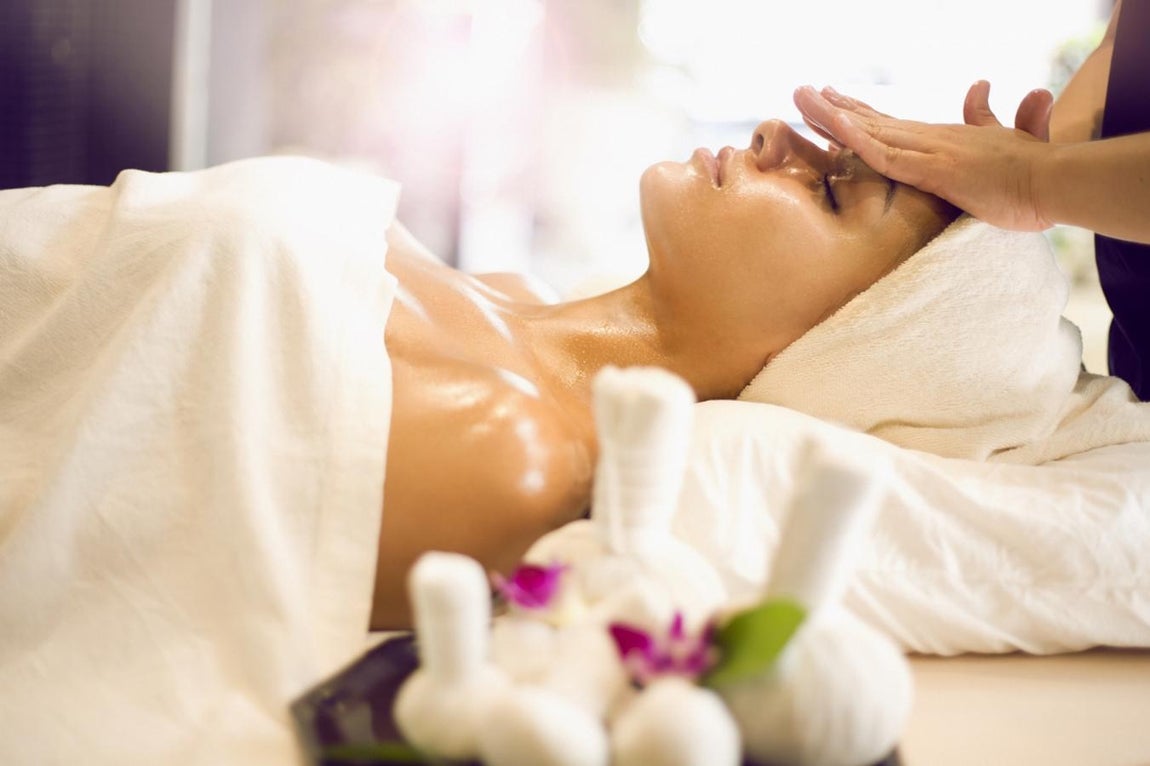 Para madres estresadas. Siempre va de aquí para allá con cientos de cosas por hacer y necesita un respiro. Ayúdale a detener el tiempo por unas horas en The Organic Spa, un templo de masajes y rituales de belleza orientales que ofrece los mejores tratamientos de Tailandia en un ambiente excusivo. El Pack ‘Ritual luxury’ incluye champagne, bombones, decoración floral, jacuzzi de jazmín, exfoliante corporal orgánico, masaje edificante de inspiración balinesa de 90 minutos y una cena para 2 en el restaurante Thai Garden 212 (Precio: 450 euros)