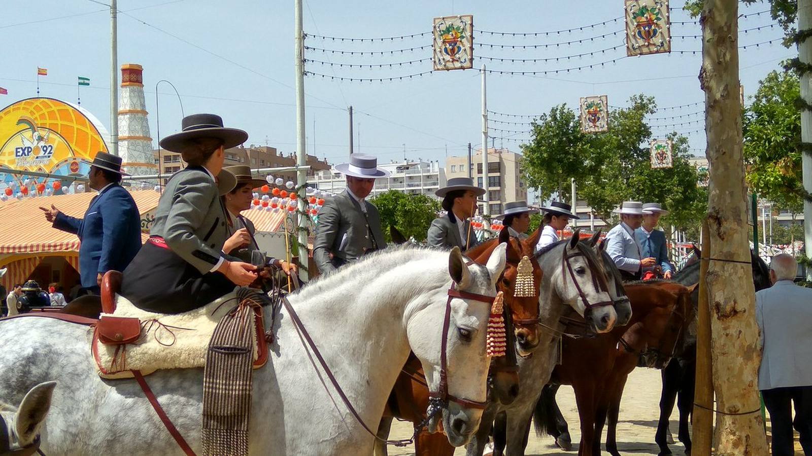 Así disfrutaban los lectores el jueves de Feria